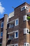 Het linker deel van de gevel met inpandige balkons.
<br/>
Gert-Jan Lobbes, 2020